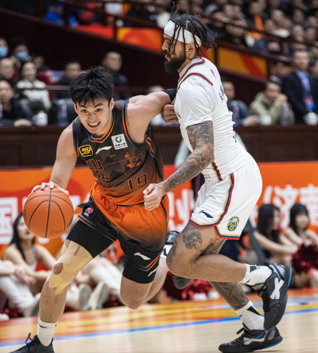 包含赛地聚焦——CBA常规赛今夜热度飙升；巴黎圣日耳曼远射贴柱；球迷炸锅；团队化学反应显著的词条