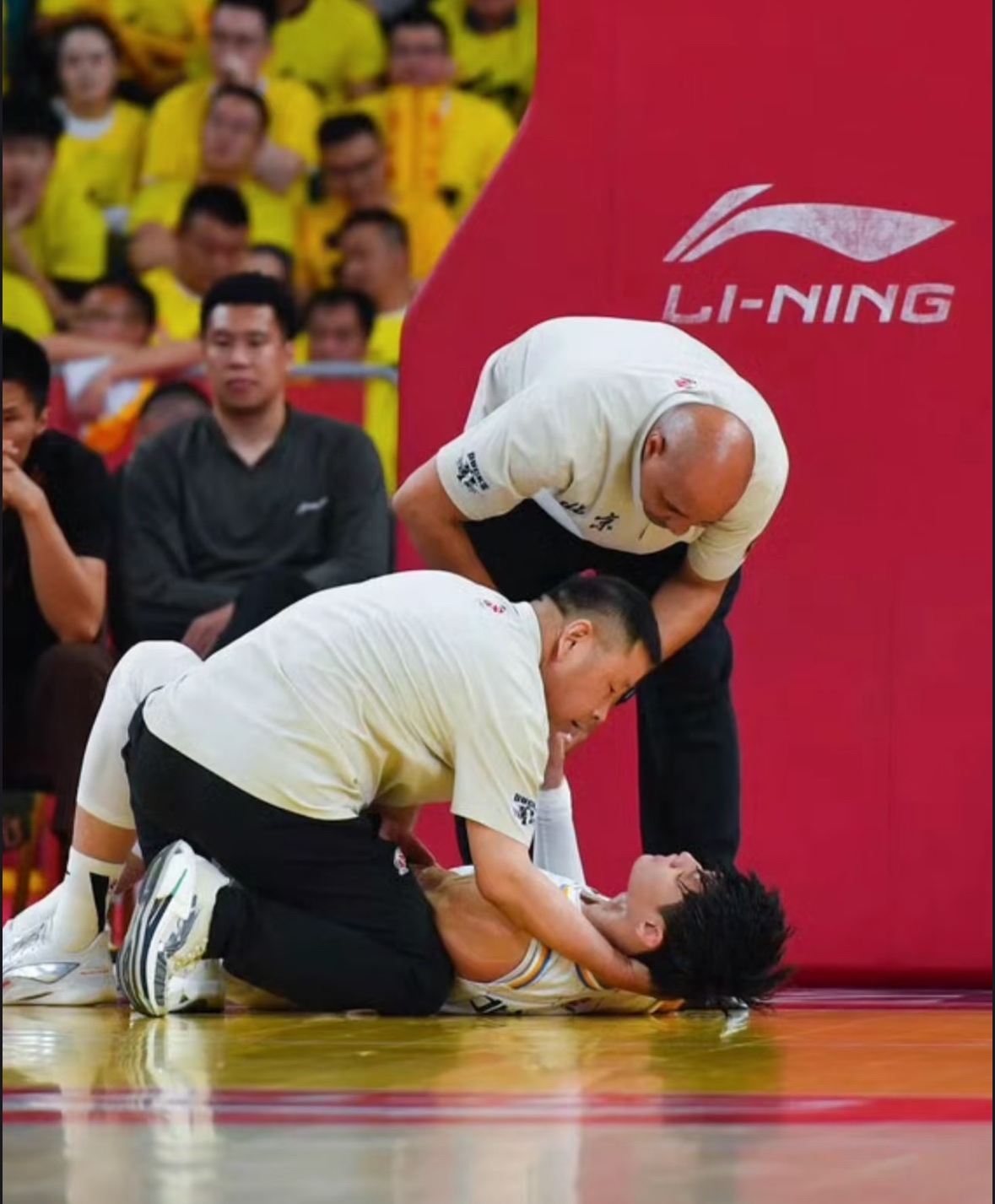 中欧娱乐 -赛后体能课后，多伦多猛龙伤情更新备战法国杯，压力陡增，资深球员宣示担当(多伦多猛龙队现役)