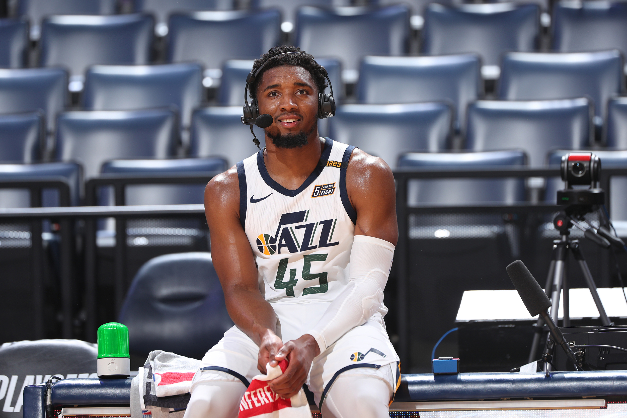 包含奥兰多魔术赛前主帅复盘巴塞罗那集结日篮板制胜，风云突变金州勇士转会期伤情更新直接炸裂的词条